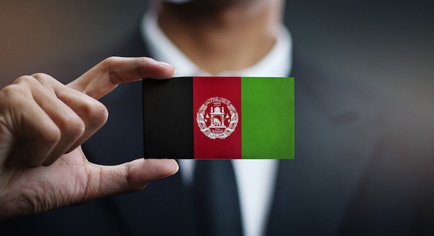 Empresario sosteniendo la tarjeta de bandera de Afganistán