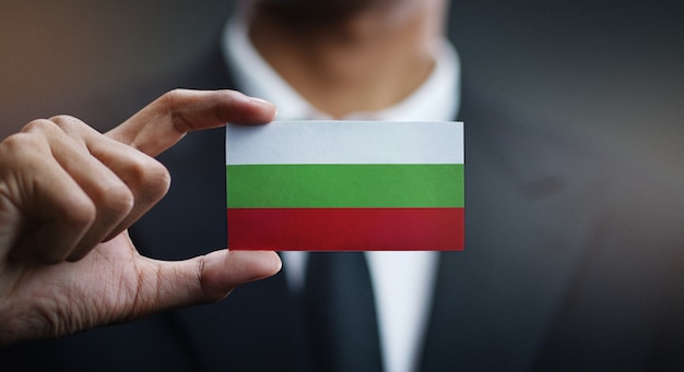 Empresario sosteniendo la tarjeta de bandera de Bulgaria