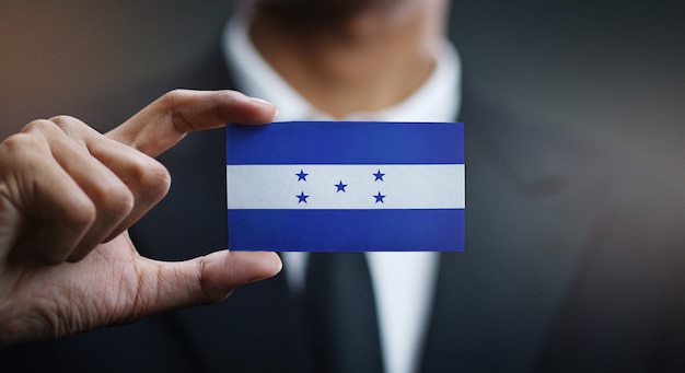 Empresario sosteniendo la tarjeta de bandera de Honduras