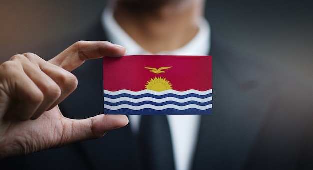 Empresario sosteniendo la tarjeta de la bandera de Kiribati