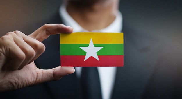 Empresario sosteniendo la tarjeta de la bandera de Myanmar