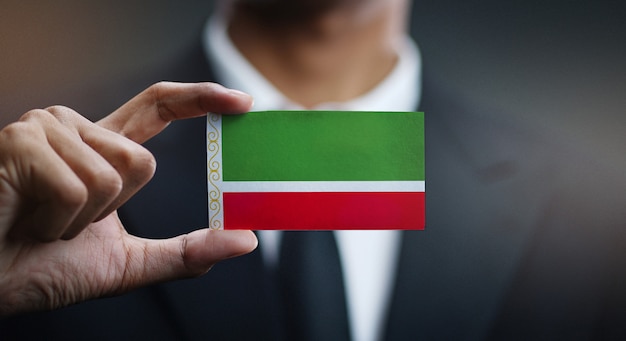Empresario sosteniendo la tarjeta de la bandera de la república chechena