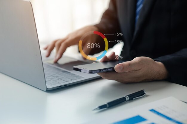 Empresario sosteniendo un teléfono móvil con un gráfico de holograma que muestra datos financieros para el cálculo que está analizando datos financieros históricos para planificar cómo hacer crecer la empresa Concepto financiero