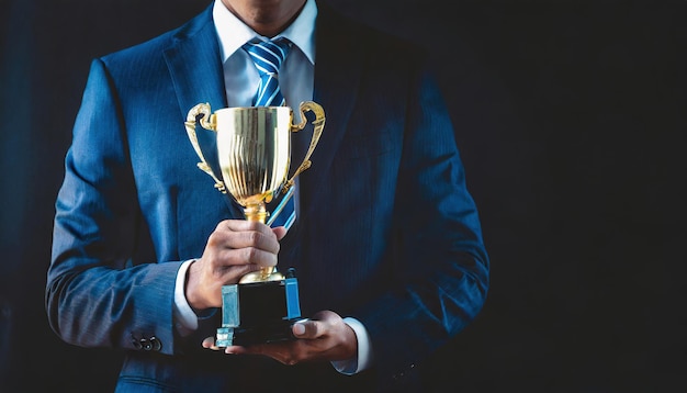 empresario sosteniendo un trofeo de oro