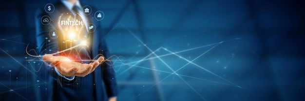 Empresario sostiene una bombilla creativa con un gráfico de crecimiento e iconos bancarios Innovación financiera