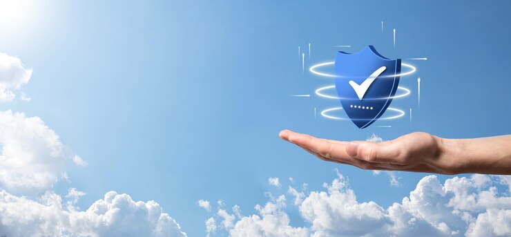 Foto empresario sostiene un escudo de polígono de baja poli con un icono de garrapataconcepto de sistema de acceso segurogarantía financiera empresarial para la inversiónconcepto antivirusseguridad tecnológicared de proteccióndatos seguros