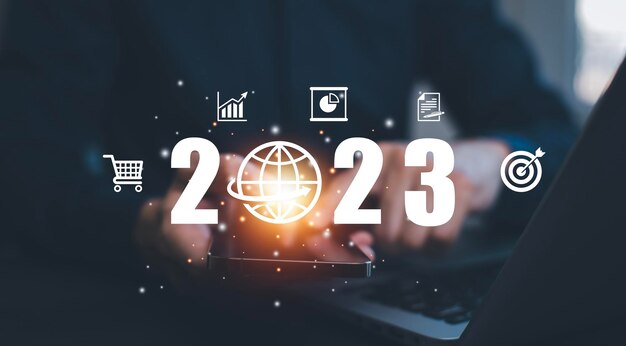 Empresario sostiene tabletas con objetivo y número nuevo año 2023 en el fondo del gráfico de negocios Nuevas ideas innovadoras de inspiración de la tecnología en línea Cambios en la nueva planificación Crecimiento empresarial