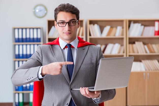 Empresario de superhéroe trabajando en la oficina