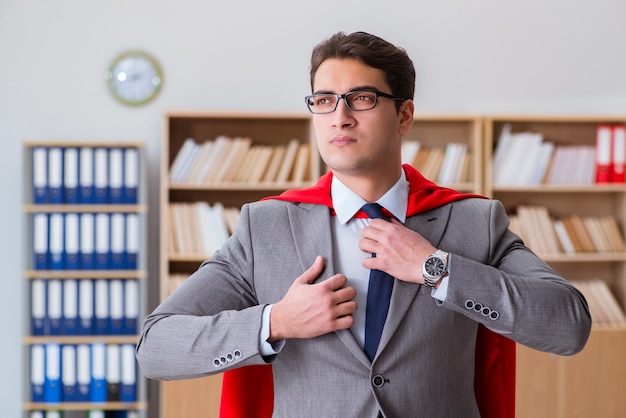 Empresario de superhéroe trabajando en la oficina