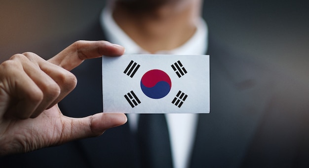 Empresario con tarjeta de bandera de Corea del sur