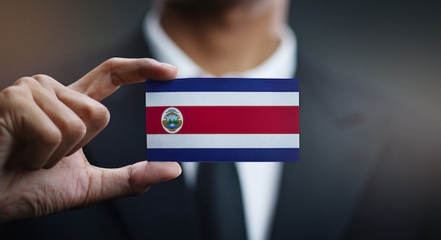 Foto empresario con tarjeta de bandera de costa rica