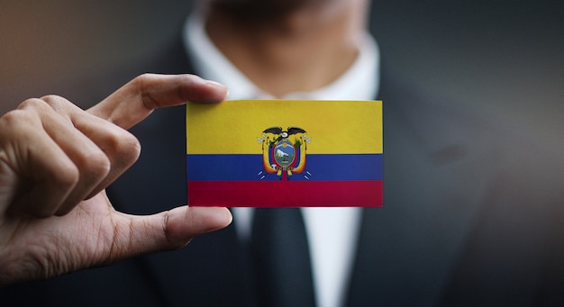 Empresario con tarjeta de bandera de ecuador