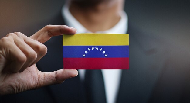 Empresario con tarjeta de bandera de venezuela