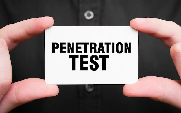 Empresario con una tarjeta con el texto PENETRATION TEST concepto de negocio