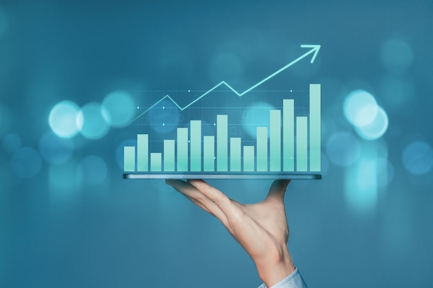Empresario con teléfono inteligente con gráfico de crecimiento de negocios y aumento de los indicadores positivos del gráfico de negocios Análisis de estrategias de inversión y tendencias económicas
