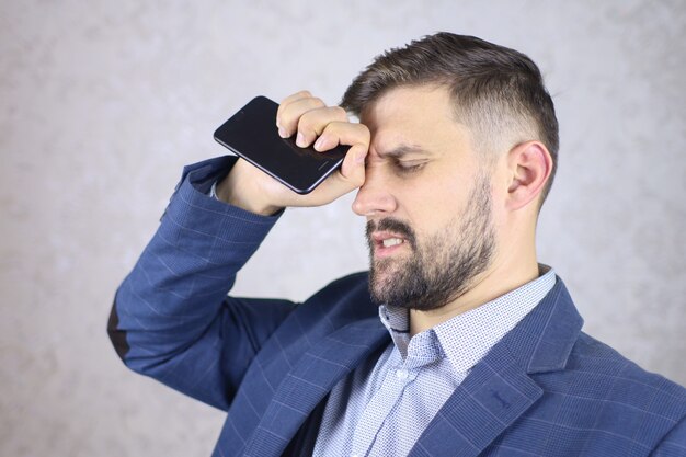 Un empresario con un teléfono en la mano está negociando