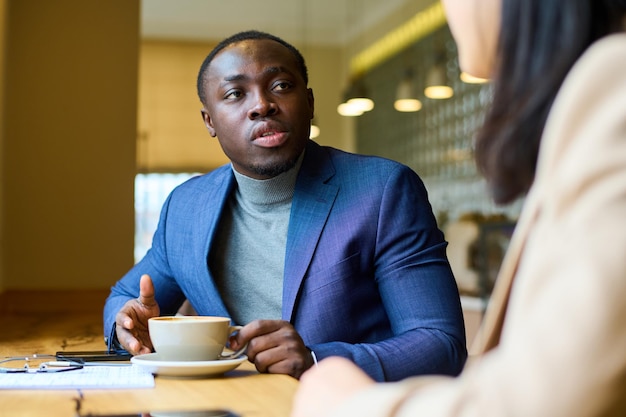 Empresário tendo reunião no café