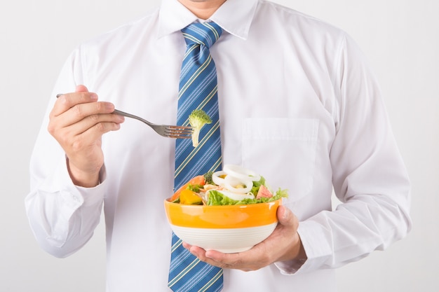 Empresário tendo uma salada de legumes para o almoço, alimentação saudável e conceito de estilo de vida