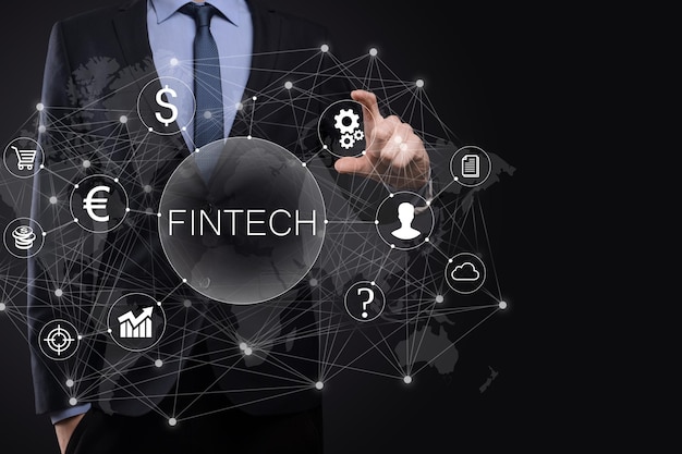 Empresario tiene concepto de tecnología financiera Fintech Pago bancario de inversión empresarial Inversión en criptomonedas y dinero digital Concepto de negocio en pantalla virtual