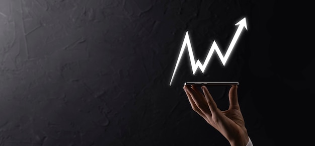 El empresario tiene datos de ventas y gráfico de crecimiento económico. Planificación y estrategia empresarial. Analizando el trading de intercambio. Financiero y bancario. Tecnología de marketing digital Plan de ganancias y crecimiento.