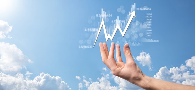 El empresario tiene datos de ventas y gráfico de crecimiento económico. Planificación y estrategia empresarial. Analizando el trading de intercambio. Financiero y bancario. Tecnología de marketing digital Plan de ganancias y crecimiento.