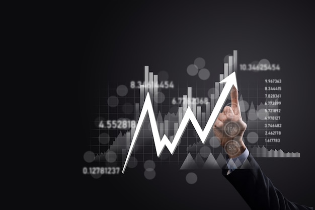 El empresario tiene datos de ventas y gráfico de crecimiento económico. Planificación y estrategia empresarial. Analizando el trading de intercambio. Financiero y bancario. Tecnología de marketing digital Plan de ganancias y crecimiento.