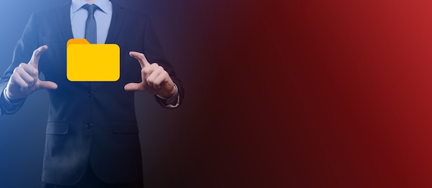 El empresario tiene un icono de carpeta. El sistema de gestión de documentos o la configuración de DMS por parte de un consultor de TI con una computadora moderna están buscando información de gestión y archivos corporativos. Procesamiento de negocios,