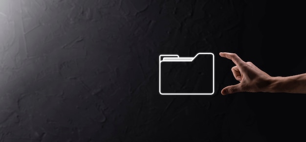 El empresario tiene un icono de carpeta. El sistema de gestión de documentos o la configuración de DMS por parte de un consultor de TI con una computadora moderna están buscando información de gestión y archivos corporativos. Procesamiento de negocios,