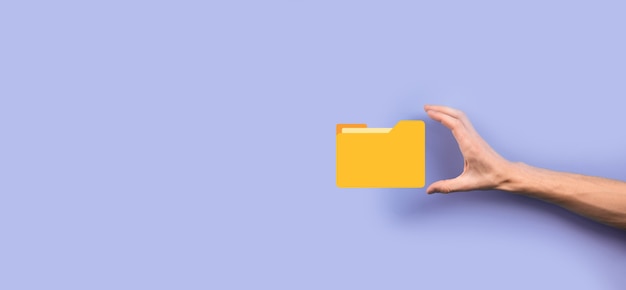 El empresario tiene un icono de carpeta. El sistema de gestión de documentos o la configuración de DMS por parte de un consultor de TI con una computadora moderna están buscando información de gestión y archivos corporativos. Procesamiento de negocios,