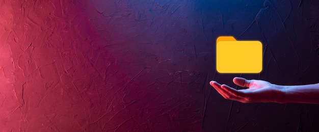 El empresario tiene un icono de carpeta. El sistema de gestión de documentos o la configuración de DMS por parte de un consultor de TI con una computadora moderna están buscando información de gestión y archivos corporativos. Procesamiento de negocios,