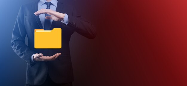 El empresario tiene un icono de carpeta. El sistema de gestión de documentos o la configuración de DMS por parte de un consultor de TI con una computadora moderna están buscando información de gestión y archivos corporativos. Procesamiento de negocios,