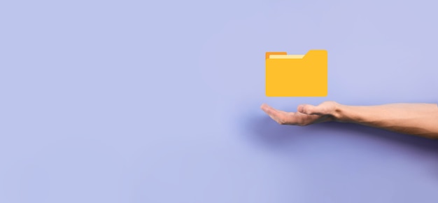 El empresario tiene un icono de carpeta. El sistema de gestión de documentos o la configuración de DMS por parte de un consultor de TI con una computadora moderna están buscando información de gestión y archivos corporativos. Procesamiento de negocios,