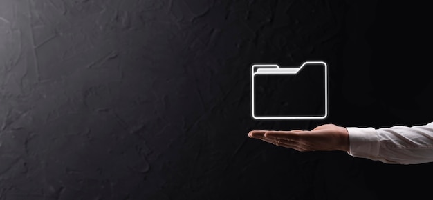 El empresario tiene un icono de carpeta. El sistema de gestión de documentos o la configuración de DMS por parte de un consultor de TI con una computadora moderna están buscando información de gestión y archivos corporativos. Procesamiento de negocios,