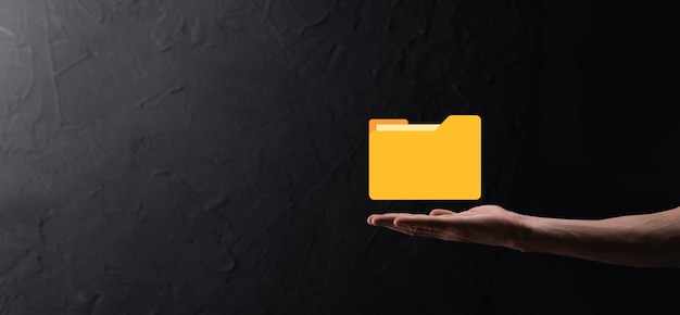 El empresario tiene un icono de carpeta. El sistema de gestión de documentos o la configuración de DMS por parte de un consultor de TI con una computadora moderna están buscando información de gestión y archivos corporativos. Procesamiento de negocios,