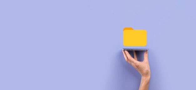 El empresario tiene un icono de carpeta. El sistema de gestión de documentos o la configuración de DMS por parte de un consultor de TI con una computadora moderna están buscando información de gestión y archivos corporativos. Procesamiento de negocios,