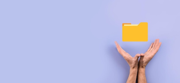 El empresario tiene un icono de carpeta. El sistema de gestión de documentos o la configuración de DMS por parte de un consultor de TI con una computadora moderna están buscando información de gestión y archivos corporativos. Procesamiento de negocios,