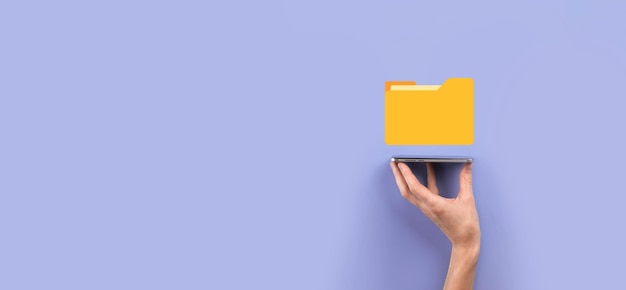 El empresario tiene un icono de carpeta. El sistema de gestión de documentos o la configuración de DMS por parte de un consultor de TI con una computadora moderna están buscando información de gestión y archivos corporativos. Procesamiento de negocios,
