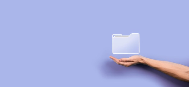 El empresario tiene un icono de carpeta. El sistema de gestión de documentos o la configuración de DMS por parte de un consultor de TI con una computadora moderna están buscando información de gestión y archivos corporativos. Procesamiento de negocios,