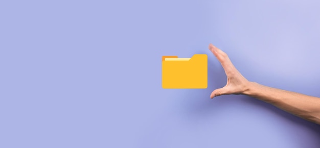 El empresario tiene un icono de carpeta. El sistema de gestión de documentos o la configuración de DMS por parte de un consultor de TI con una computadora moderna están buscando información de gestión y archivos corporativos. Procesamiento de negocios,