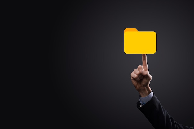 El empresario tiene un icono de carpeta. El sistema de gestión de documentos o la configuración de DMS por parte de un consultor de TI con una computadora moderna están buscando información de gestión y archivos corporativos. Procesamiento de negocios,