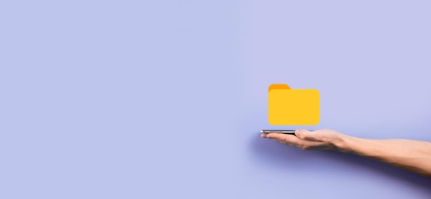 El empresario tiene un icono de carpeta. El sistema de gestión de documentos o la configuración de DMS por parte de un consultor de TI con una computadora moderna están buscando información de gestión y archivos corporativos. Procesamiento de negocios,