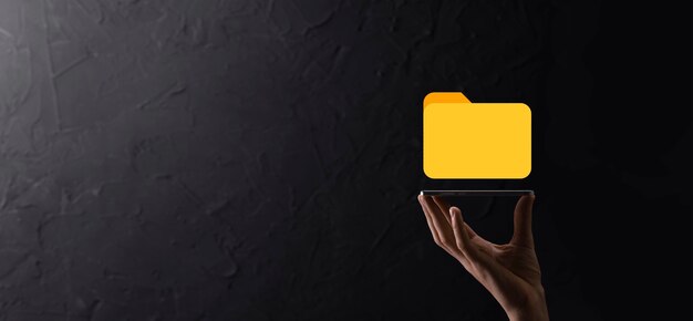 El empresario tiene un icono de carpeta. El sistema de gestión de documentos o la configuración de DMS por parte de un consultor de TI con una computadora moderna están buscando información de gestión y archivos corporativos. Procesamiento de negocios,