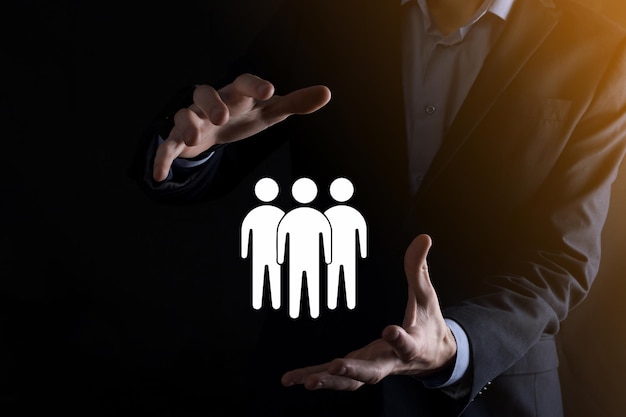 El empresario tiene un icono de trabajo en equipo. Construyendo un equipo fuerte. icono de personas. Concepto de gestión y recursos humanos. redes sociales, concepto de centro de evaluación, auditoría personal o concepto de CRM.