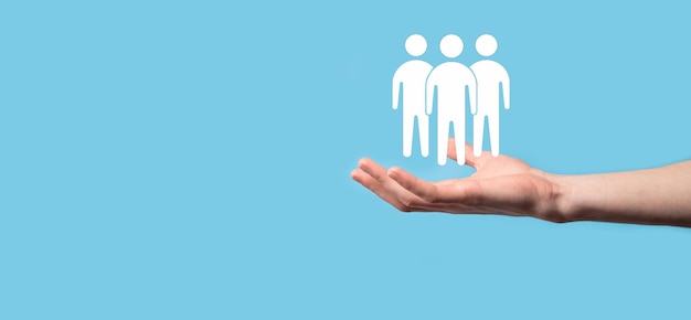 El empresario tiene un icono de trabajo en equipo. Construyendo un equipo fuerte. icono de personas. Concepto de gestión y recursos humanos. redes sociales, concepto de centro de evaluación, auditoría personal o concepto de CRM.