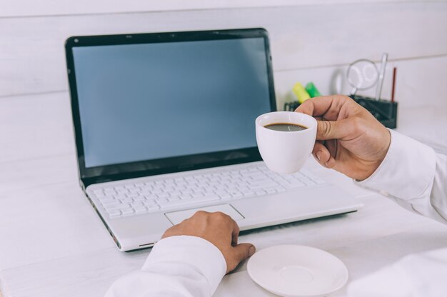 Empresario tiene una taza de café en sus manos