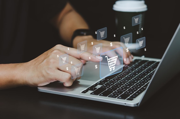 Foto empresario toca el icono del carro de compras en línea concepto de pantalla virtual de negocios