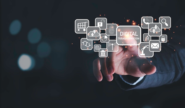 Empresário tocando a tela virtual de redação de transformação digital e ícones, informações de tecnologia de negócios e conceito de inovação.