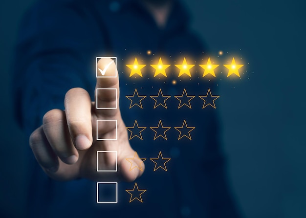 Empresario tocando amarillo brillante cinco estrellas para una excelente evaluación