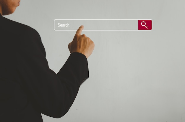 Foto el empresario está tocando una búsqueda en una pantalla virtual. buscando el concepto de red de información con espacio de copia. pantalla táctil de la computadora de la página de búsqueda de internet.