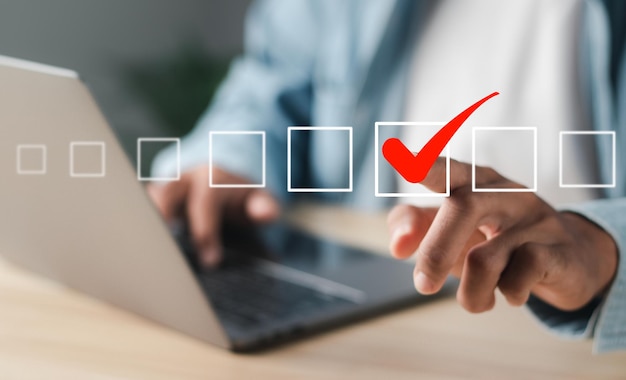 Foto empresario tocando la caja cuadrada con el icono correcto en la interfaz virtual